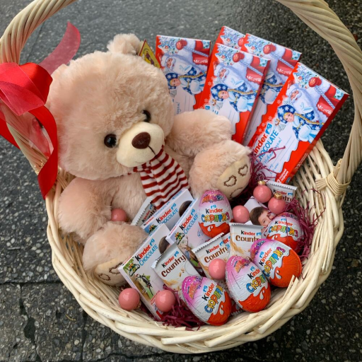 Подарочная корзина со сладостями и мягкой игрушкой "Сладкий мишка". Фото №1