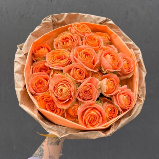 Букет из оранжевых кустовых роз в крафтовой упаковке "Марко". Фото №1