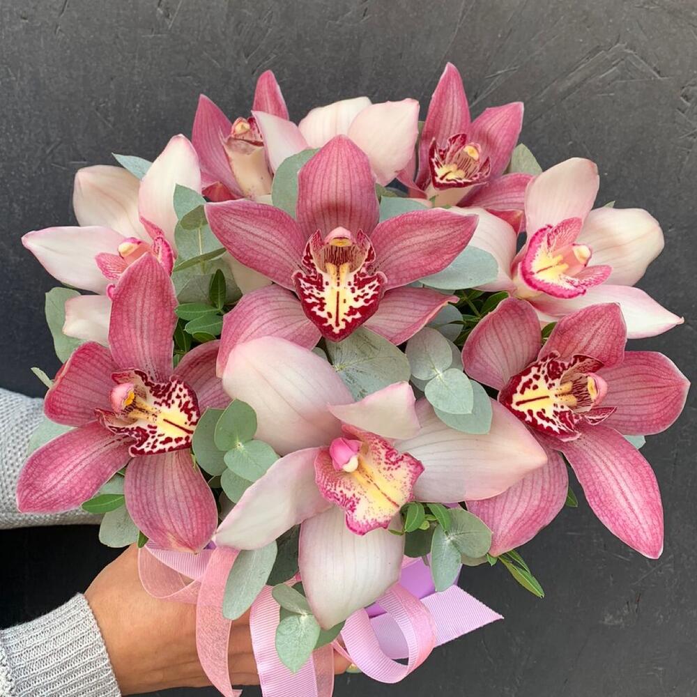 Шляпная коробка с орхидеями и эвкалиптом Джулия