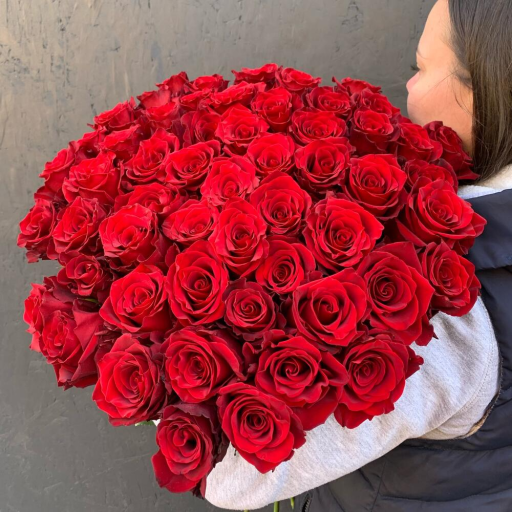 Букет из 55 длинных красных роз "Эксплорер". Фото №1