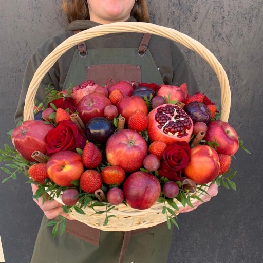 Фруктовая подарочная корзина с гранатами, розами, яблоками, ягодами и корицей "Ред Вельвет". Фото №1