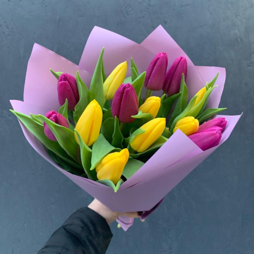 Букет из 15 фиолетовых и желтых тюльпанов "Яркий лучик". Фото №1