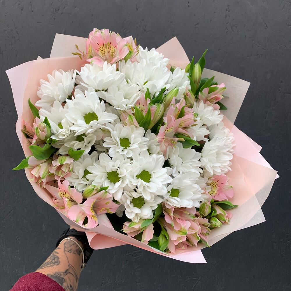 Букет из белых кустовых хризантем и розовых альстромерий