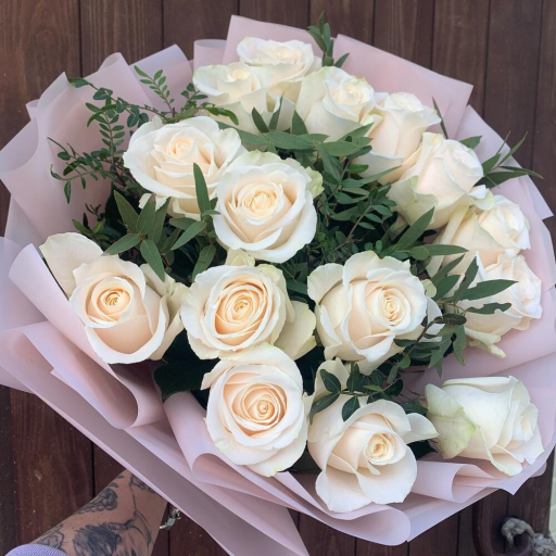 Букет из 15 белых роз с эвкалиптом "Венделла". Фото №1