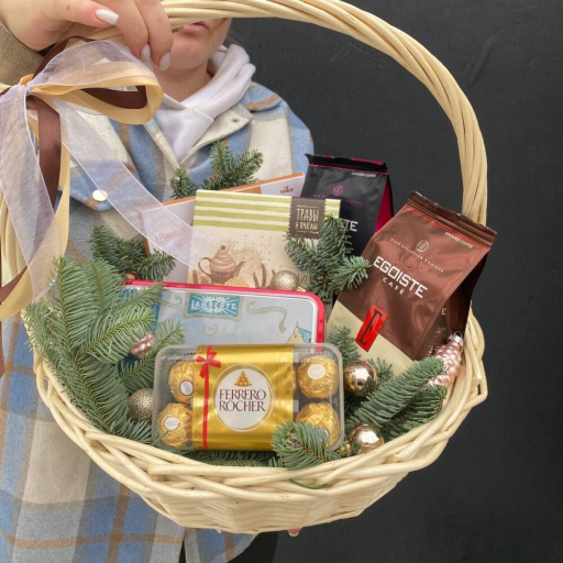 Подарочная корзина с печеньем, шоколадом, кофе и чаем «Зимний шоколад». Фото №1