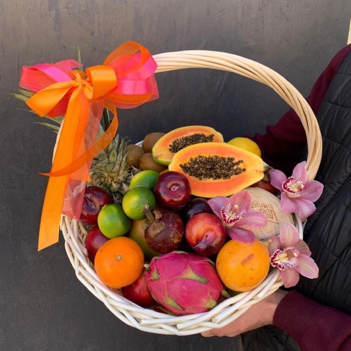 Фруктовая подарочная корзина с экзотическими фруктами и орхидеями «Экзотика». Фото №1