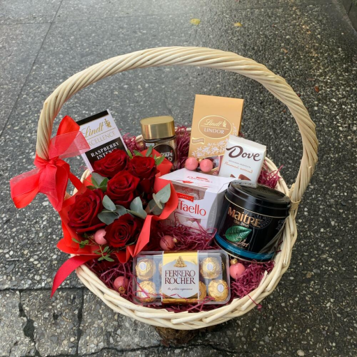 Подарочная корзина с чаем, кофе, шоколадными конфетами и красными розами "Признание". Фото №1