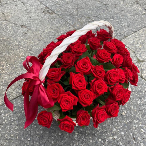 Корзина из 51 красной розы и зелени "Эксплорер". Фото №1