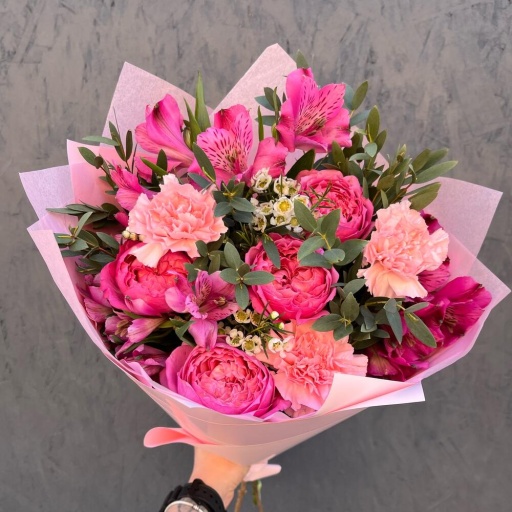 Букет с альстромериями, кустовой розой, гвоздикой и ваксфлауэром "Клауди". Фото №1