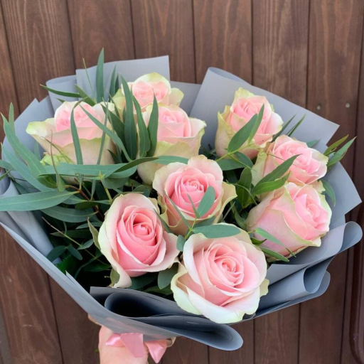 Букет из 9 розовых роз и эвкалипта "Таллер". Фото №1