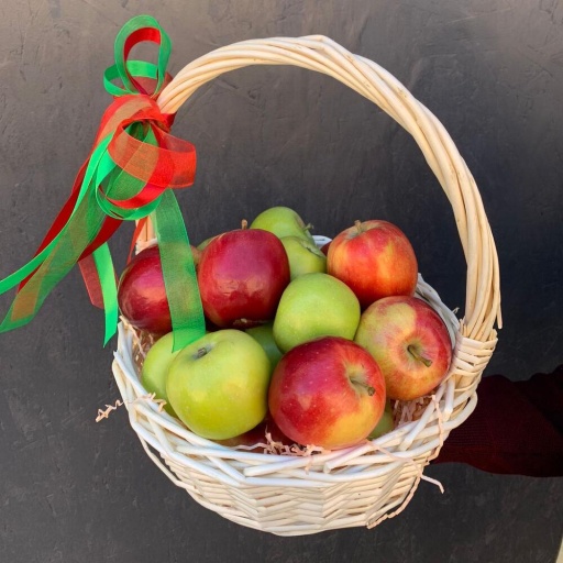 Фруктовая подарочная корзина с яблоками «Яблочное лукошко". Фото №1