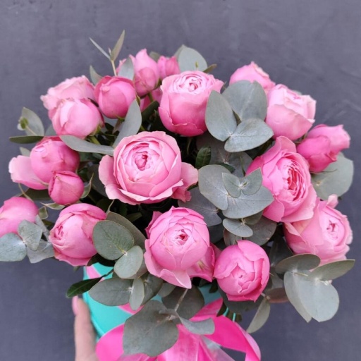 Шляпная коробка с кустовыми пионовидными розами "Английская роза". Фото №1