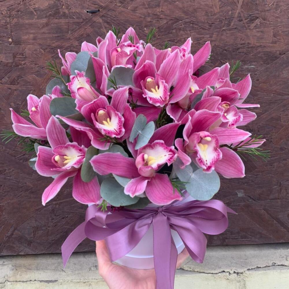 Шляпная коробка с розовыми орхидеями и декоративной зеленью Нежность