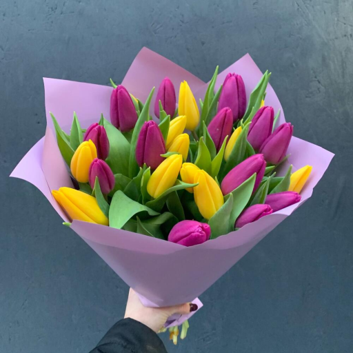 Букет из 25 желтых и фиолетовых тюльпанов "Весенние лучи". Фото №1