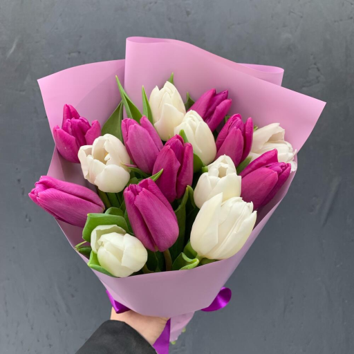 Букет из 15 фиолетовых и белых тюльпанов "Ламбруско". Фото №1