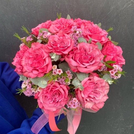 Шляпная коробка с пионовидными розами Кантри Блюз, ваксфлауэром и эвкалиптом "Наоми". Фото №1