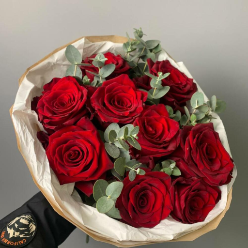 Букет из 9 красных роз с эвкалиптом "Альбион". Фото №1