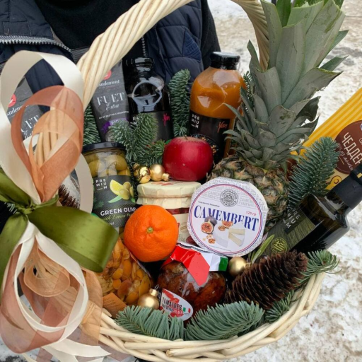 Подарочная корзина с фруктами, сырами, соленьями и новогодним декором "Вереница вкусов". Фото №1