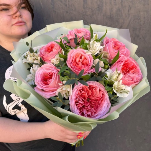 Букет из розовых роз, альстромерии и зелени «Маргарита». Фото №1