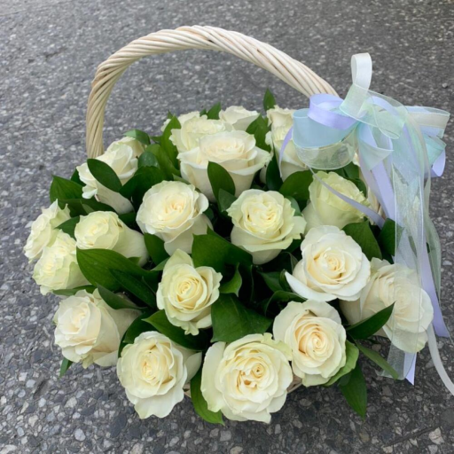 Корзина из 25 белых роз и зелени "Мондиаль". Фото №1