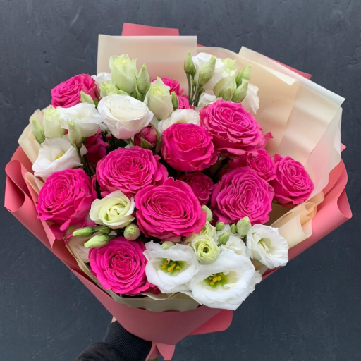 Букет из розовых кустовых пионовидных роз с белой эустомой "Камилла". Фото №1