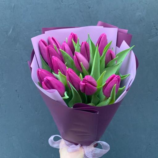 Букет из 15 фиолетовых тюльпанов в стильной упаковке "Сливовица". Фото №1