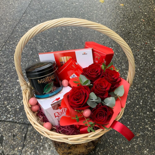 Подарочная корзина с шоколадными конфетами и композицией из роз "Для милых дам". Фото №1