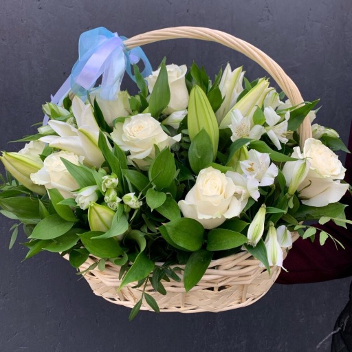 Корзина с белой лилией, белыми розами, альстромерией и декоративной зеленью «Весенний сад» . Фото №1