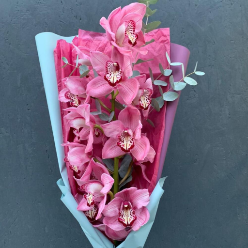 Ветка розовой орхидеи с эвкалиптом в стильной упаковке "Ла-Манш". Фото №1