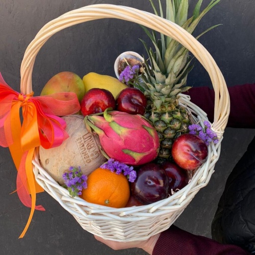 Фруктовая подарочная корзина с экзотическими фруктами и декором «Тропикана». Фото №1