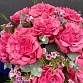 Шляпная коробка с пионовидными розами Кантри Блюз, ваксфлауэром и эвкалиптом "Наоми". Фото №7