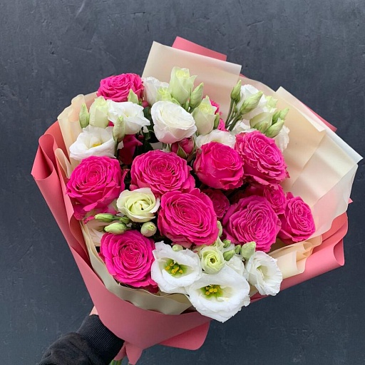 Букет из розовых кустовых пионовидных роз с белой эустомой "Камилла". Фото №3