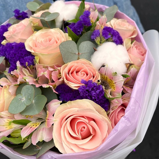 Букет с розами, альстромериями,статицей,хлопком и эвкалиптом "Вероника". Фото №3