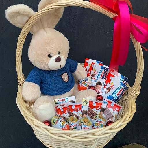 Подарочная корзина со сладостями и мягкой игрушкой "Сладкий зайка". Фото №2