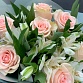 Букет из розовых роз, альстромерии и зелени «Матильда». Фото №6