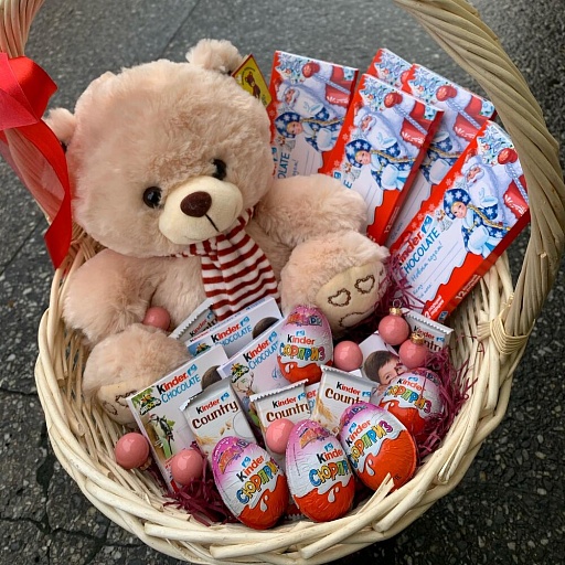 Подарочная корзина со сладостями и мягкой игрушкой "Сладкий мишка". Фото №3