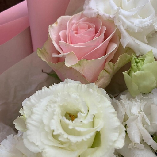 Букет из розовых роз и белой махровой эустомы «Рио». Фото №4