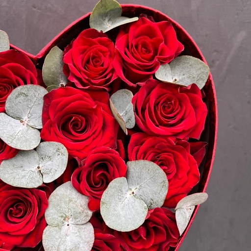 Композиция из красных роз и эвкалипта в коробке-сердце "Влюбленность". Фото №5