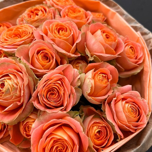Букет из оранжевых кустовых роз в крафтовой упаковке "Марко". Фото №4