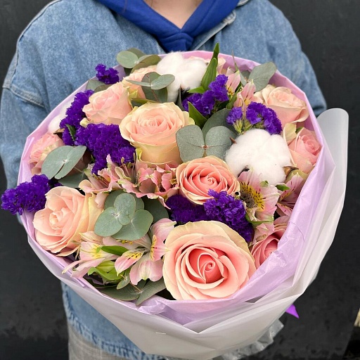 Букет с розами, альстромериями,статицей,хлопком и эвкалиптом "Вероника". Фото №2
