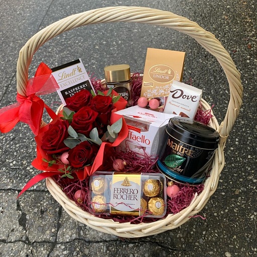 Подарочная корзина с чаем, кофе, шоколадными конфетами и красными розами "Признание". Фото №2