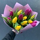 Букет из 15 фиолетовых и желтых тюльпанов "Яркий лучик". Фото №6
