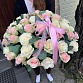 Корзина из 55 белых и розовых роз "Маршмеллоу". Фото №2