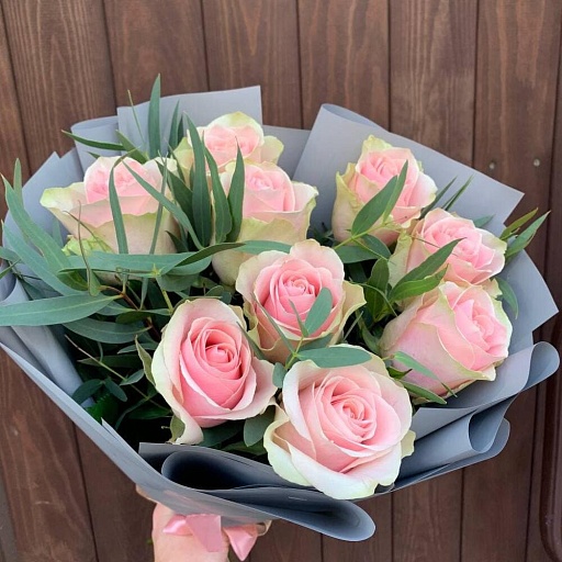 Букет из 9 розовых роз и эвкалипта "Таллер". Фото №4