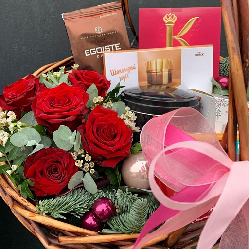 Подарочная корзина с чаем, кофе, шоколадными конфетами и красными розами «Престиж». Фото №5