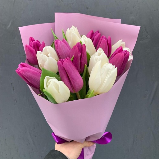 Букет из 15 фиолетовых и белых тюльпанов "Ламбруско". Фото №3