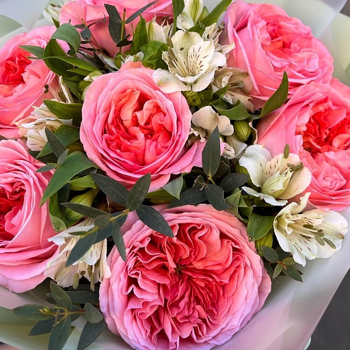 Букет из розовых роз, альстромерии и зелени «Маргарита». Фото №4