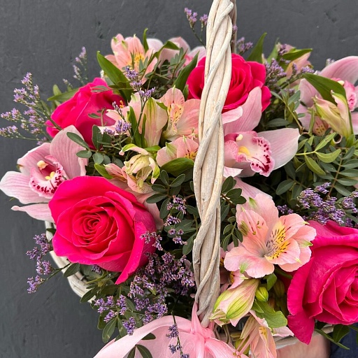 Корзина с розами Пинк Флойд, орхидеями, альстромериями, лимониумом и зеленью "Летисия". Фото №4