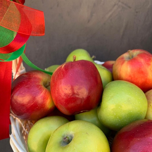 Фруктовая подарочная корзина с яблоками «Яблочное лукошко". Фото №5