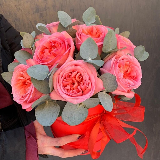 Шляпная коробка с пионовидными розами "Пинк Экспрешн". Фото №2